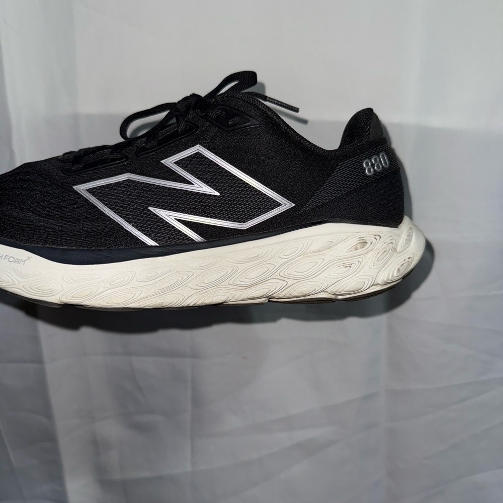 New Balance Fresh Foam 880 Women’s Sneakers in Black & White - Picture 8 of 10